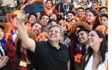 Practicantes y colaboradores de Itaú en un evento del banco